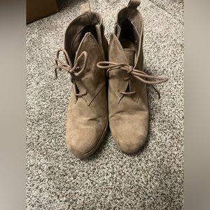 Cute neutral wedge, can dress up or down. Size 8.5